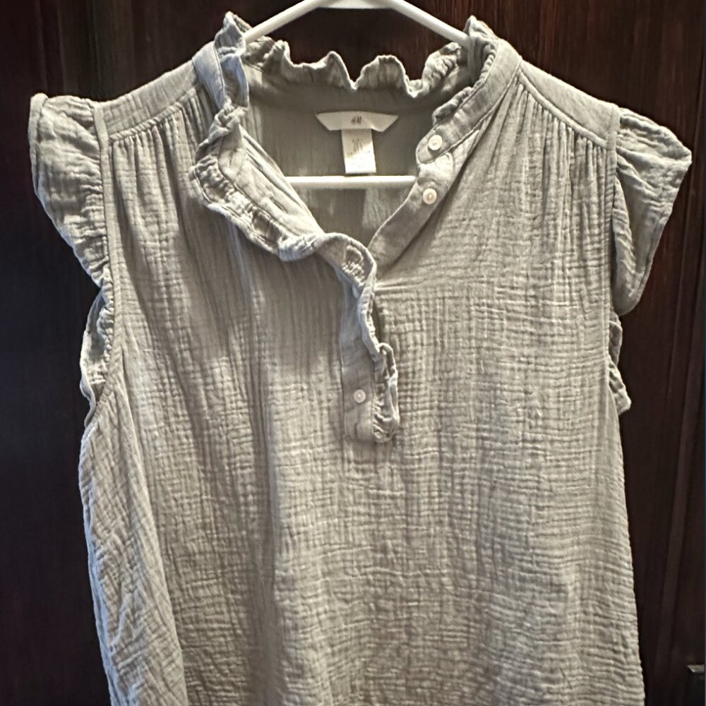 Sleeveless Crinkle Gauze Top light blue, buttons, frill shoulders & collar NWOT